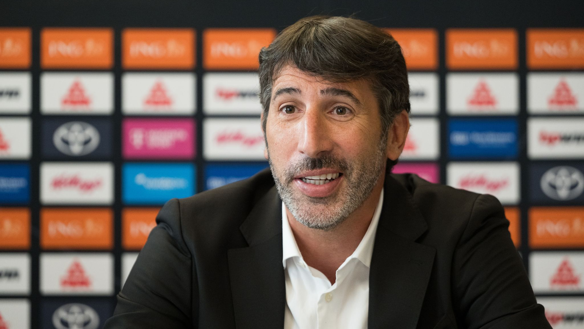 Álex Mumbrú (r) bleibt vorerst bis Ende 2026 beim DBB. - Foto: Sebastian Gollnow/dpa