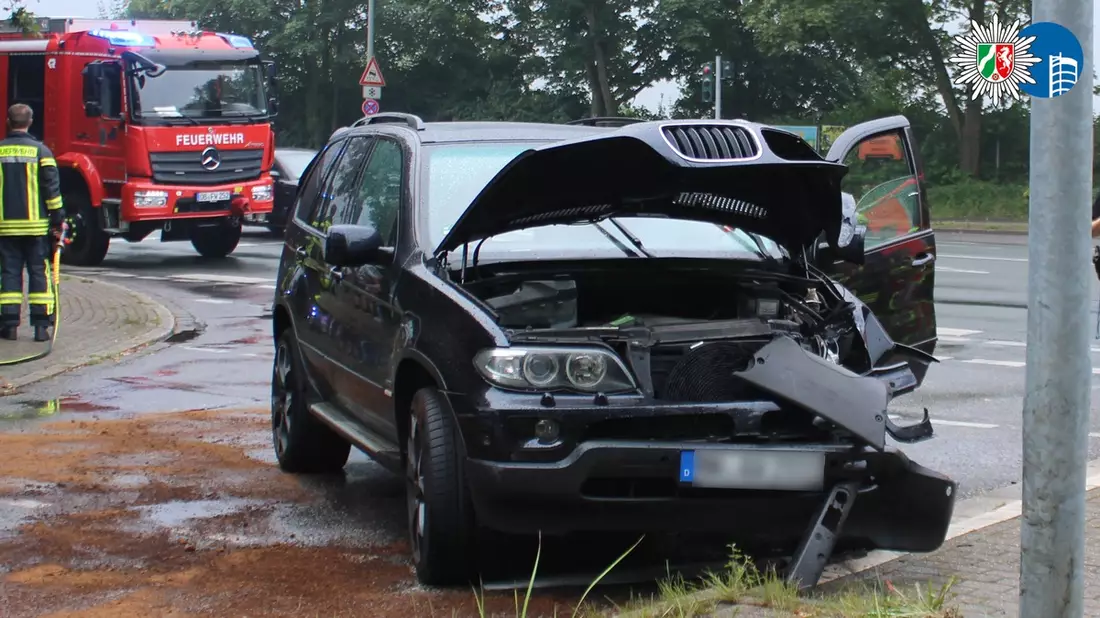 POL-OB: Alkoholisierter Fahrer verursacht Unfall - Lichtmast stürzt auf Auto - Bild: presseportal.de