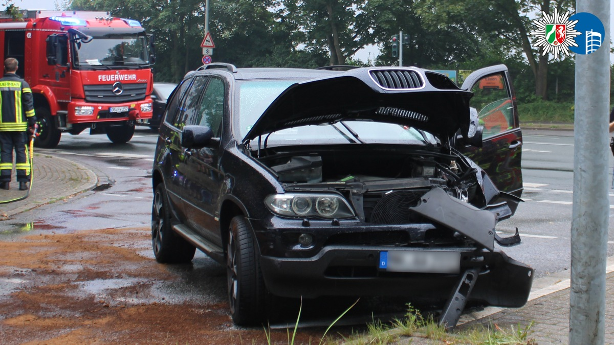 POL-OB: Alkoholisierter Fahrer verursacht Unfall - Lichtmast stürzt auf Auto - Foto: presseportal.de