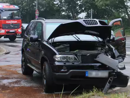 POL-OB: Alkoholisierter Fahrer verursacht Unfall - Lichtmast stürzt auf Auto - Foto: presseportal.de