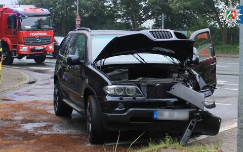 POL-OB: Alkoholisierter Fahrer verursacht Unfall - Lichtmast stürzt auf Auto - Foto: presseportal.de