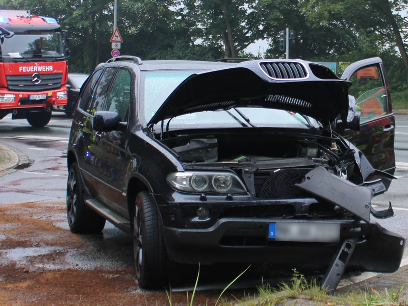 POL-OB: Alkoholisierter Fahrer verursacht Unfall - Lichtmast stürzt auf Auto - Foto: presseportal.de