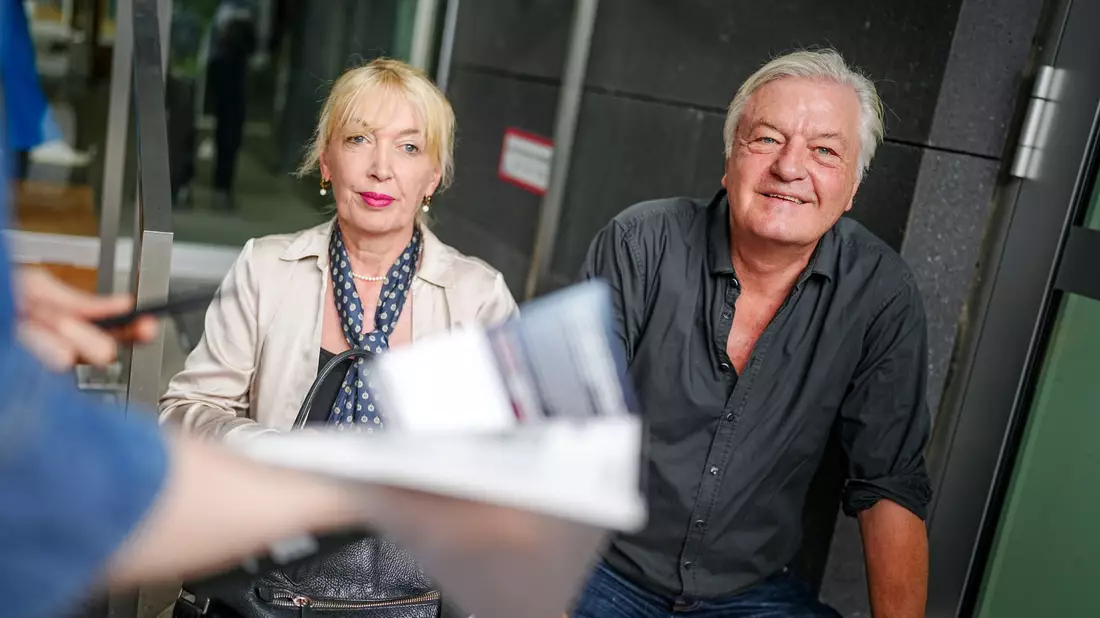 Die August-Ausgabe, die vorerst zurückgehalten worden sei, könne nun ausgeliefert werden, sagt Elsässer. - Bild: Kay Nietfeld/dpa