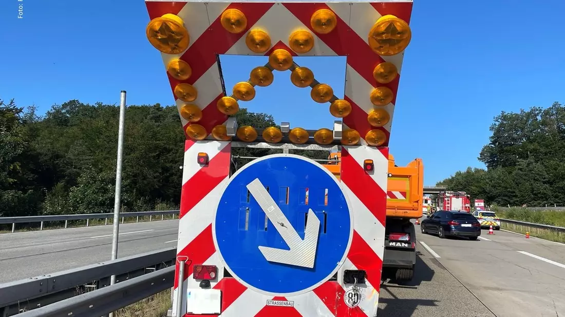 POL-PPWP: Mit Schilderwand auf A6 kollidiert - Fahrer schwer verletzt - Bild: presseportal.de