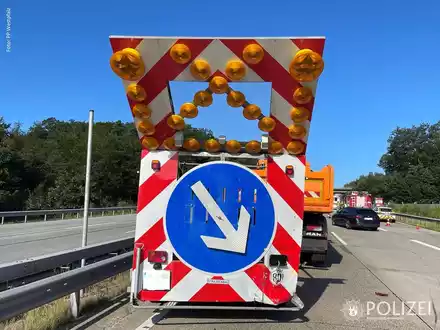 POL-PPWP: Mit Schilderwand auf A6 kollidiert - Fahrer schwer verletzt - Foto: presseportal.de