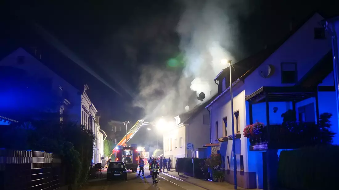FW LK Neunkirchen: Dachstuhlbrand in den frühen Morgenstunden - Bild: presseportal.de