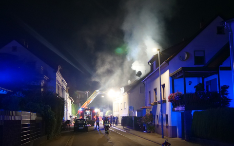 FW LK Neunkirchen: Dachstuhlbrand in den frühen Morgenstunden - Foto: presseportal.de