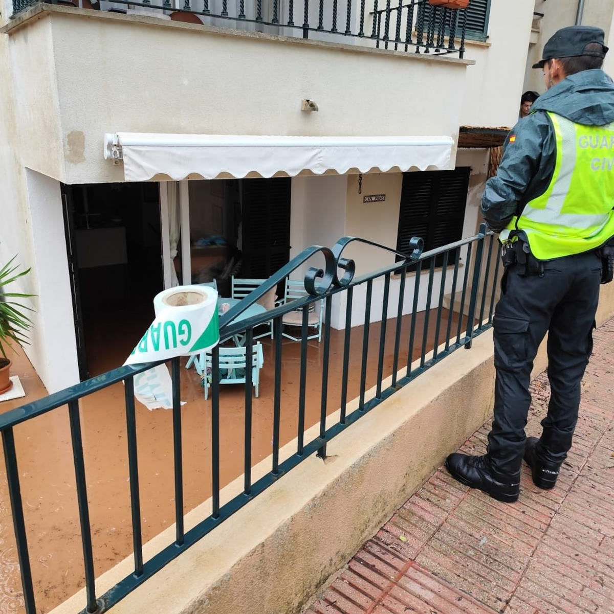In Port de Sóller musste die Polizei zehn Menschen aus ihrem Zuhause retten, weil das Wasser schon knietief in der Wohnung stand und sich die Tür nicht mehr öffnen ließ. - Foto: Guardia Civil/Europapress/dpa