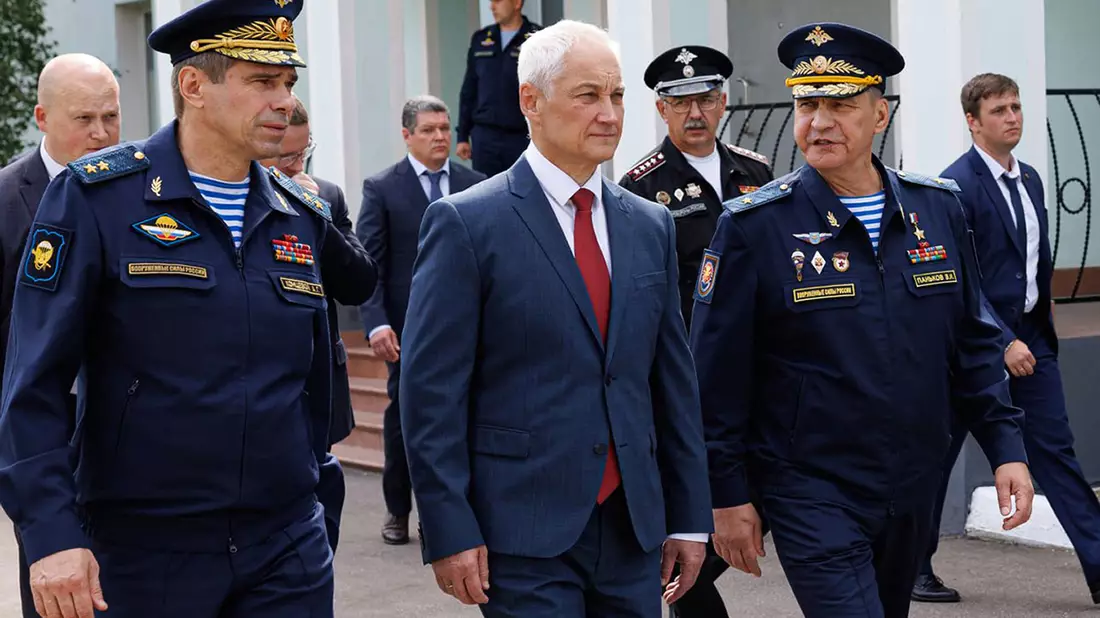 Beloussow übernimmt nun persönliche die Kontrolle über den Abwehrkampf gegen die ukrainischen Truppen im Grenzgebiet. (Archivbild) - Bild: -/Russian Defense Ministry Press Service via AP/dpa