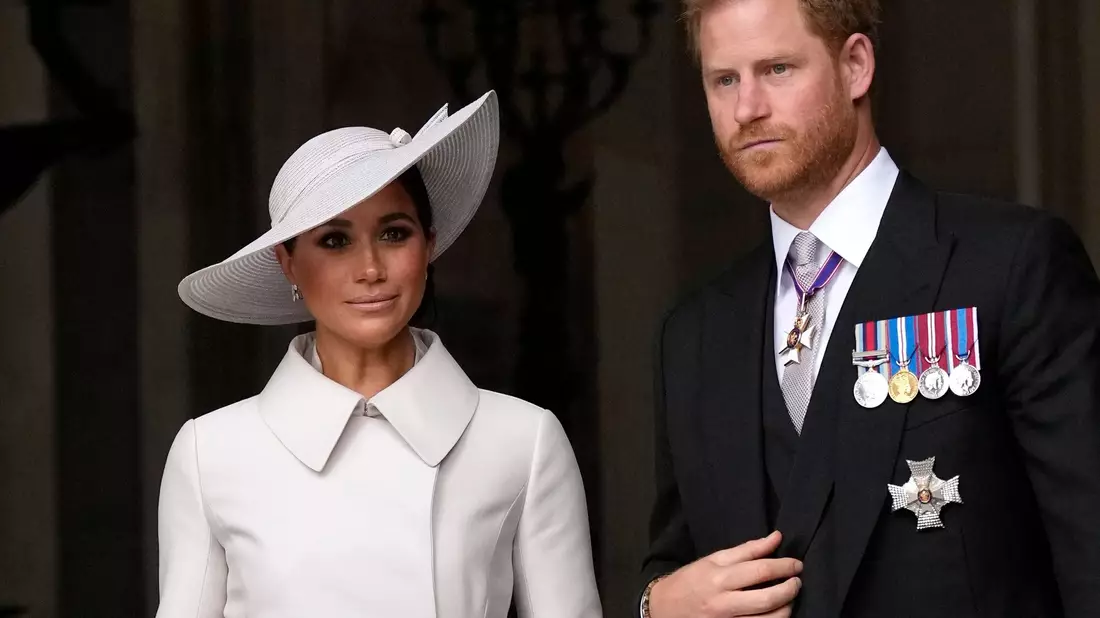 Meghan und Harry weisen schon lange offen auf die Bedrohung hin, die das Internet für Minderjährige darstellt. (Archivbild) - Bild: Matt Dunham/AP/dpa