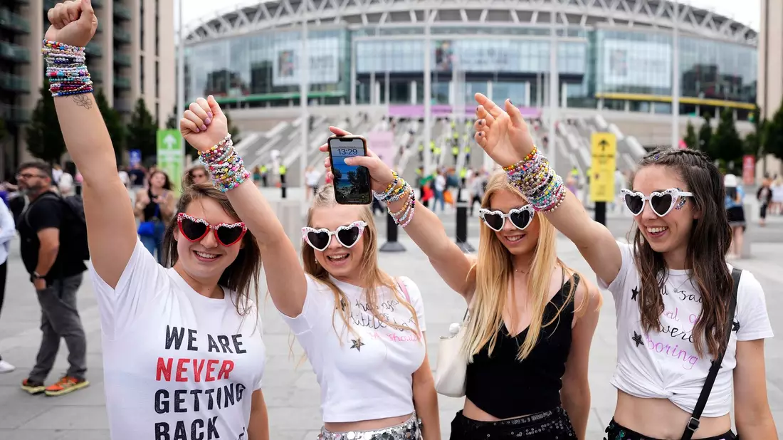 «Swifties» freuen sich vor dem Wembley-Stadion. - Bild: Alastair Grant/AP/dpa