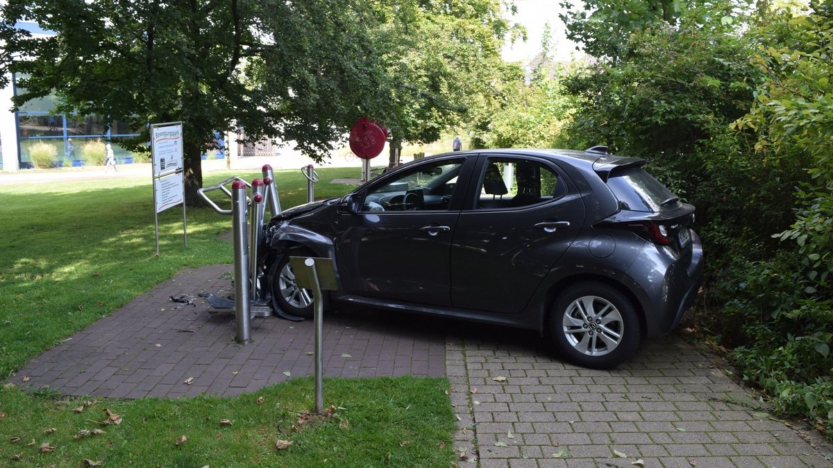 POL-NI: Gas- und Bremspedal beim PKW verwechselt - Sportgeräte beschädigt. - Foto: presseportal.de