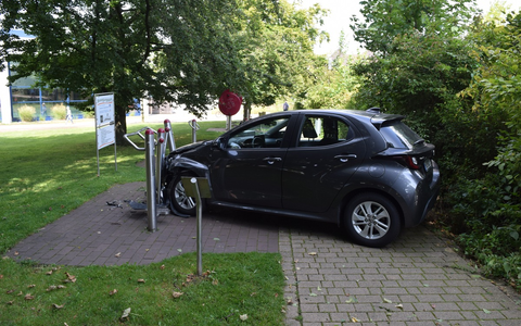 POL-NI: Gas- und Bremspedal beim PKW verwechselt - Sportgeräte beschädigt. - Foto: presseportal.de