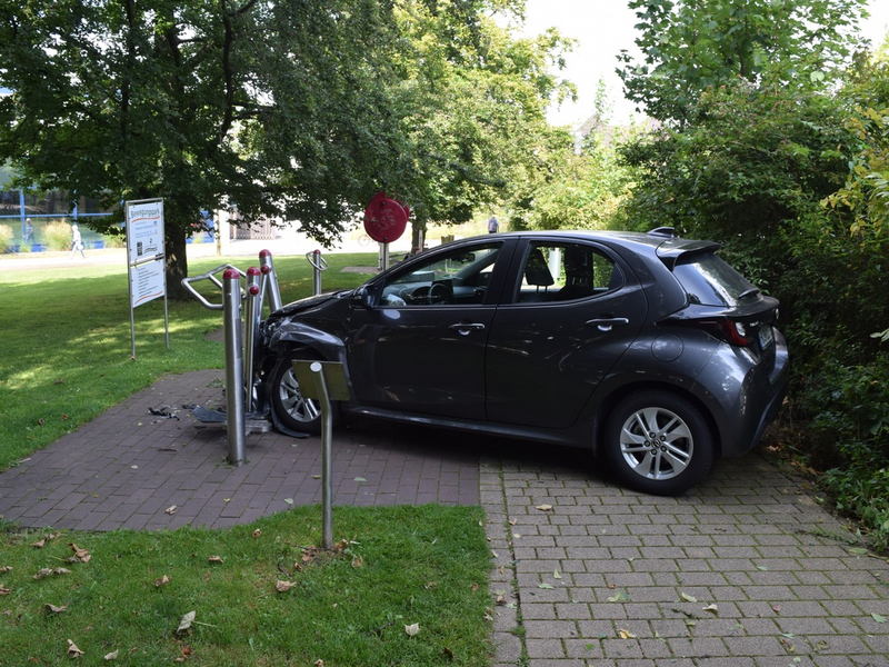 POL-NI: Gas- und Bremspedal beim PKW verwechselt - Sportgeräte beschädigt. - Foto: presseportal.de