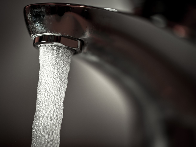 In Mechernich im Kreis Euskirchen wird bis auf weiteres vor der Nutzung von Leistungswasser gewarnt.  (Symboldbild) - Foto: Felix Kästle/dpa