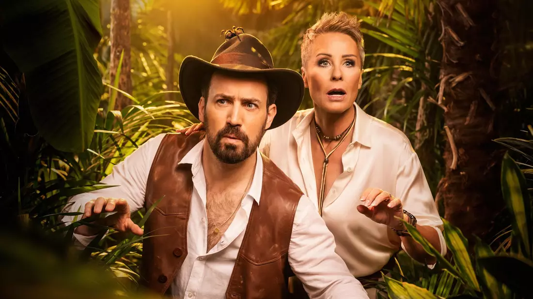 Jan Köppen und Sonja Zietlow kommentieren das Treiben der Dschungelcamper in Südafrika. - Bild: Pascal Bünning/RTL+/dpa