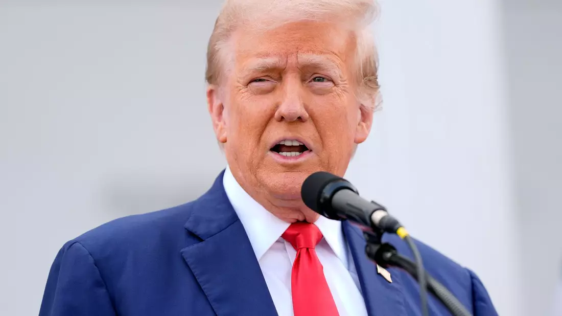 Trump sprach in seinem Golf Club in Bedminster im Bundesstaat New Jersey. - Bild: Julia Nikhinson/AP/dpa