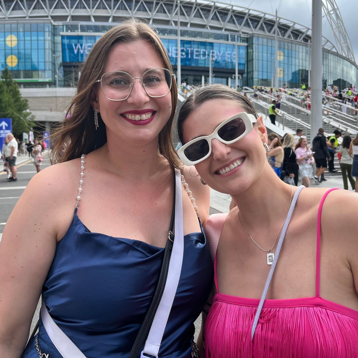 Glücklich in London: die Schwestern Lea und Romy. - Foto: Julia Kilian/dpa