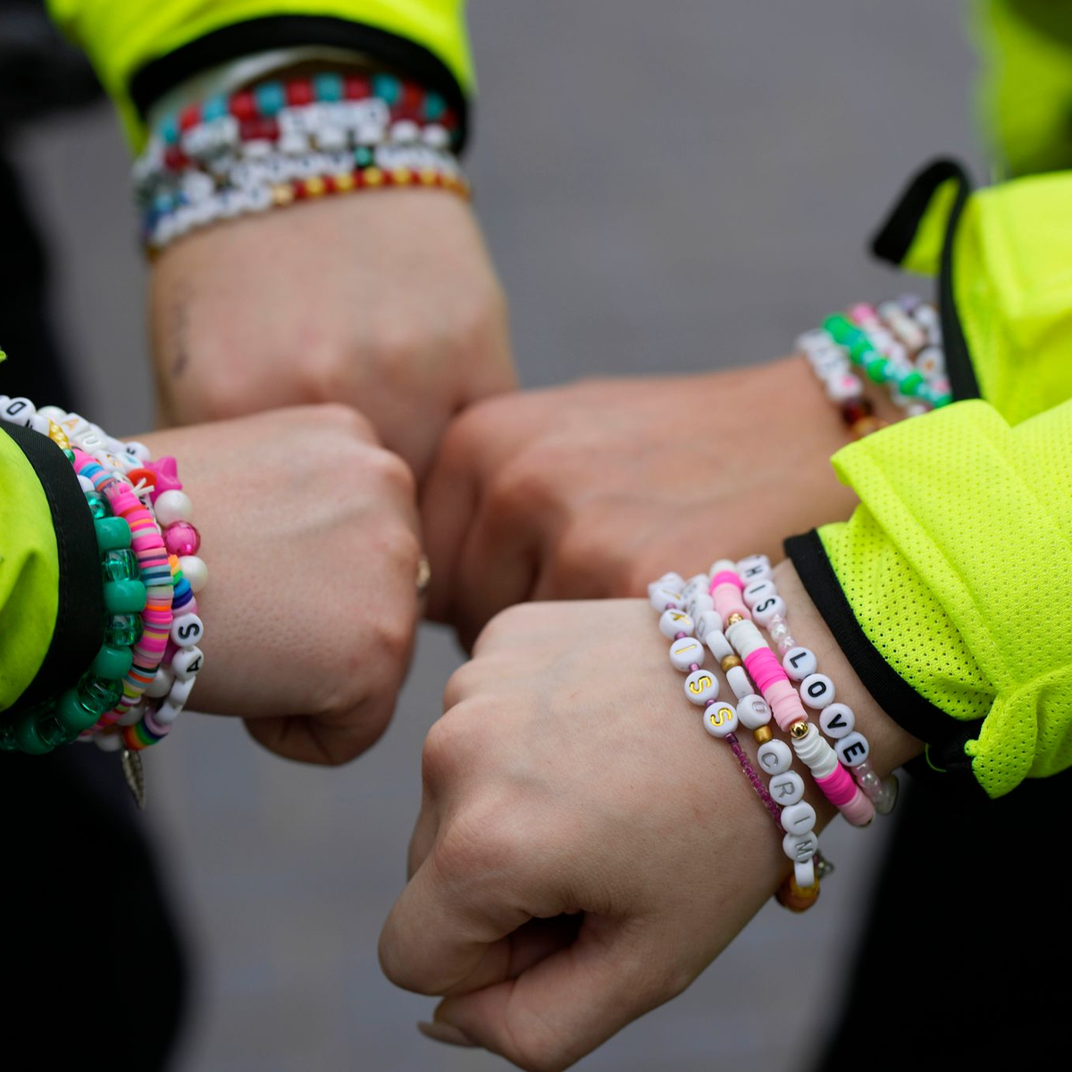Selbst Einsatzkräfte der Polizei tragen Freundschaftsarmbändchen. - Foto: Alastair Grant/AP/dpa