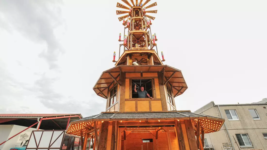 Die Pyramide zeigt die Weihnachtsgeschichte und besteht aus sechs Etagen mit einer Höhe von rund 20 Metern.  - Bild: Simon Kremer/dpa