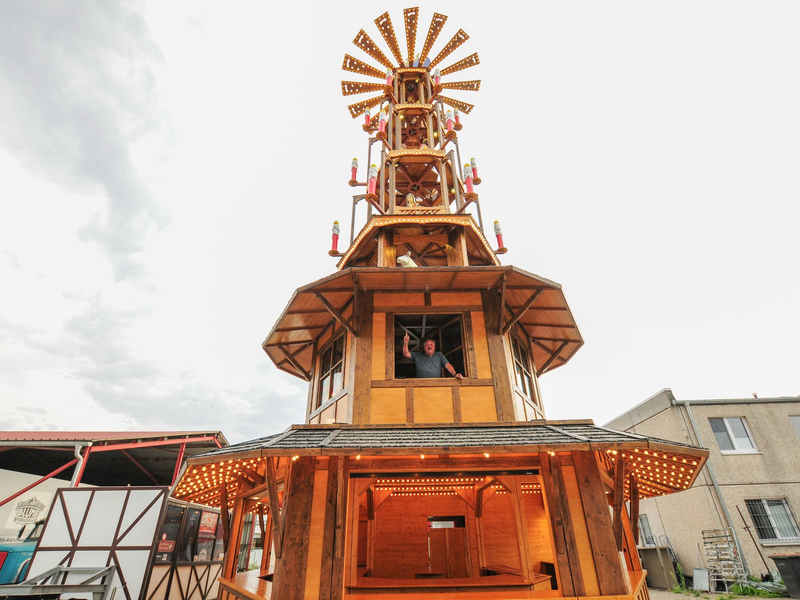 Die Pyramide zeigt die Weihnachtsgeschichte und besteht aus sechs Etagen mit einer Höhe von rund 20 Metern.  - Foto: Simon Kremer/dpa