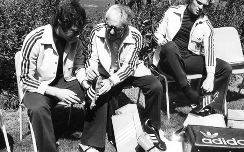 Adi Dassler (Mitte) galt lange Zeit als Pionier der Sportschuh-Welt. Das von ihm gegründete Unternehmen Adidas wird 75 Jahre alt. (Archivbild) - Foto: Werner Baum/dpa