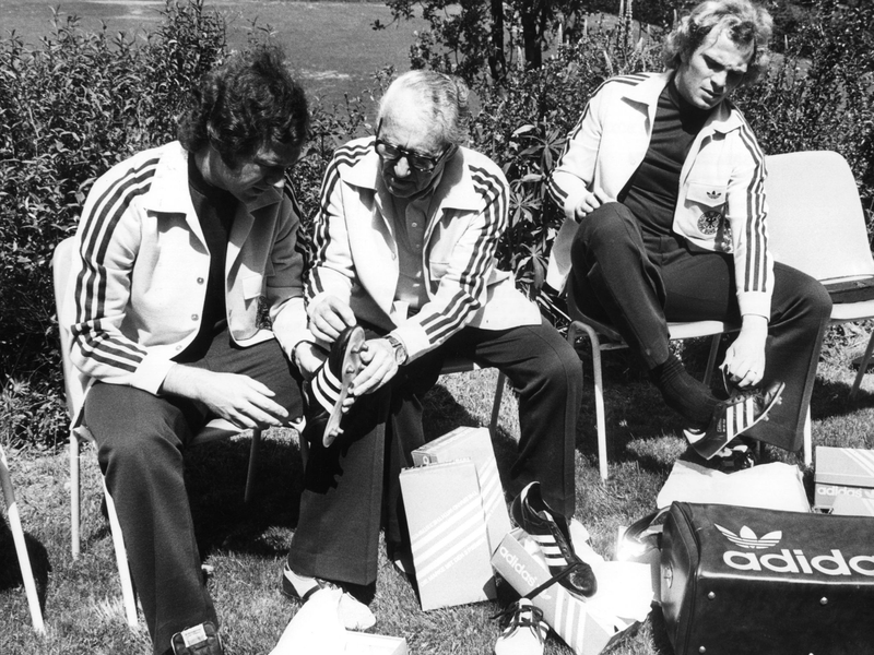Adi Dassler (Mitte) galt lange Zeit als Pionier der Sportschuh-Welt. Das von ihm gegründete Unternehmen Adidas wird 75 Jahre alt. (Archivbild) - Foto: Werner Baum/dpa