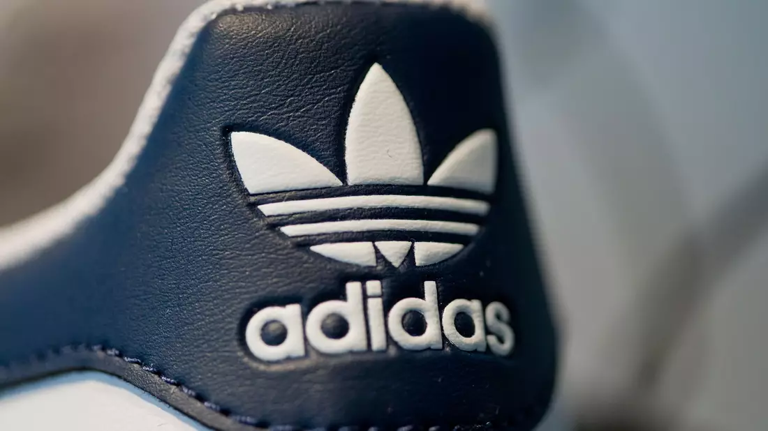 Der Sportartikelhersteller Adidas wurde vor 75 Jahren gegründet. (Archivbild) - Bild: Daniel Karmann/dpa