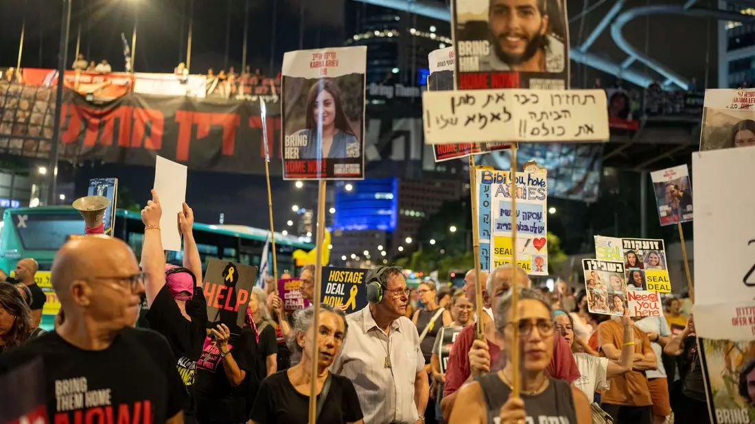 Angehörige von Geiseln und Sympathisanten fordern schnelle Ergebnisse bei den Verhandlungen in Doha.   - Bild: Ohad Zwigenberg/AP