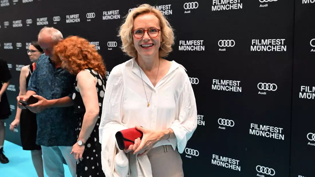 Bei dieser Premiere war der Teppich türkis. - Bild: Felix Hörhager/dpa