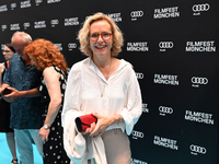 Bei dieser Premiere war der Teppich türkis. - Foto: Felix Hörhager/dpa