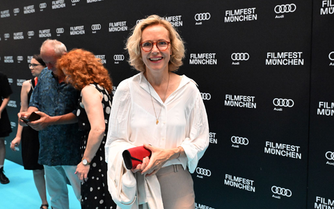 Bei dieser Premiere war der Teppich türkis. - Foto: Felix Hörhager/dpa