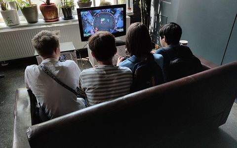 Junge Leute beim Zocken (Archiv) - Foto: über dts Nachrichtenagentur