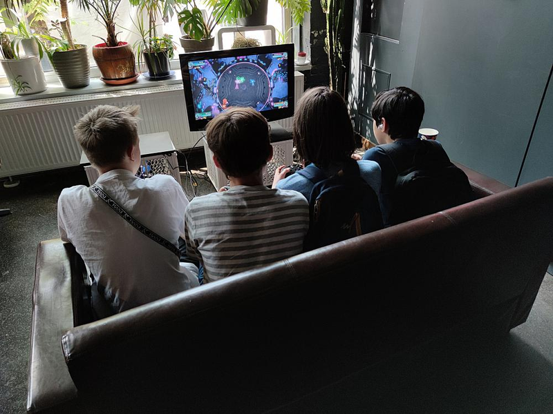Junge Leute beim Zocken (Archiv) - Foto: über dts Nachrichtenagentur