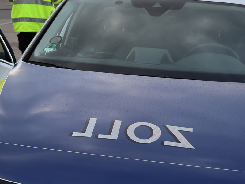 HZA-BI: Illegale Beschäftigung in Nagelstudios beendet/Zehn Personen bei Zollkontrollen in Lippstadt ohne (eigene) Ausweispapiere - Foto: presseportal.de