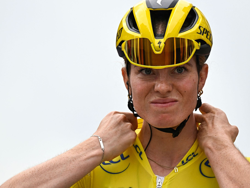 Demi Vollering hat nach dem Massensturz auf der fünften Etappe das Gelbe Trikot abgeben müssen. - Foto: Julien De Rosa/AFP/dpa
