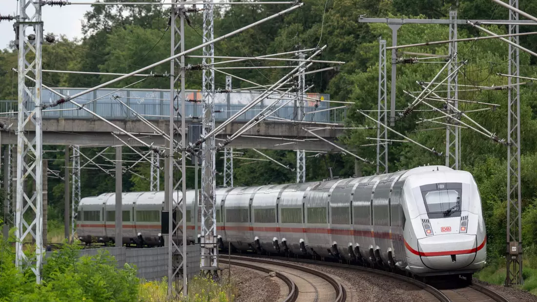 Ab Freitag gesperrt: Auf der Bahnstrecke zwischen Hamburg und Berlin soll vier Monate lang gebaut werden (Archivfoto).  - Bild: Soeren Stache/dpa