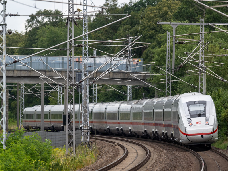 Nach dem Sturm läuft der Bahnverkehr wieder größtenteils normal. (Symbolbild)  - Foto: Soeren Stache/dpa