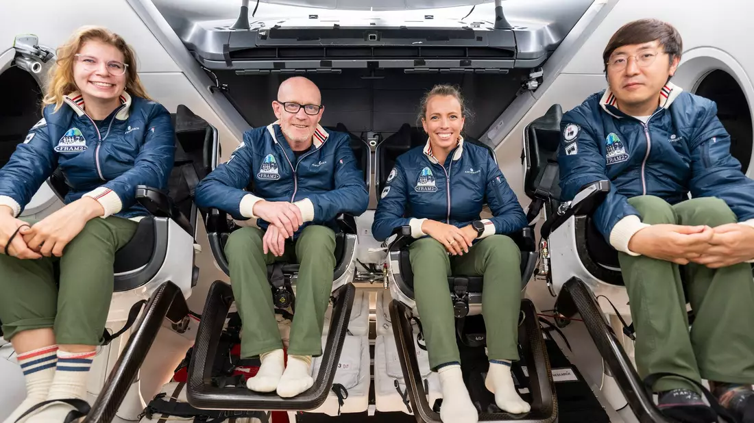 Die Crew von Rabea Rogge (links) hat lange in einer «Dragon»-Kapsel von SpaceX trainiert. - Bild: -/SpaceX/dpa