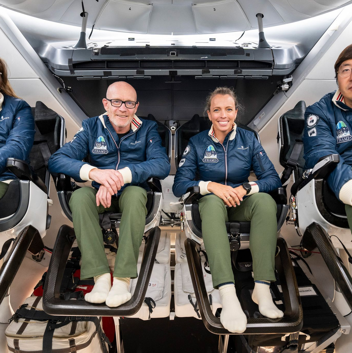 Rabea Rogge (l-r), Eric Philips, Jannicke Mikkelsen und Chun Wang wollen mit so eine «Dragon»-Kapsel ins Weltall fliegen. - Foto: -/SpaceX/dpa