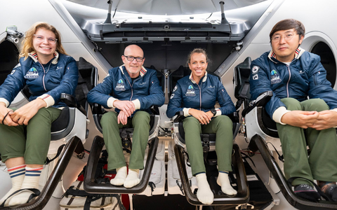 Die Crew von Rabea Rogge (links) hat lange in einer «Dragon»-Kapsel von SpaceX trainiert. - Foto: -/SpaceX/dpa