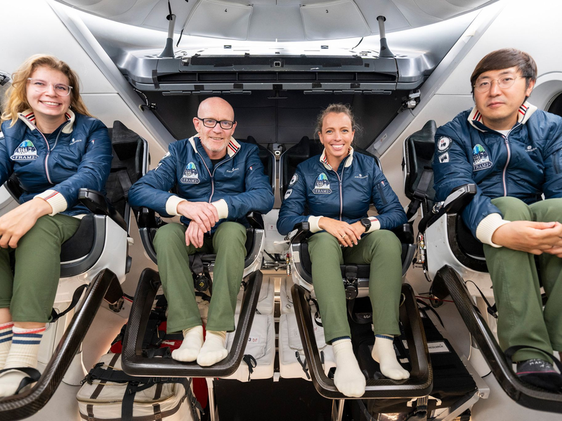 Die Crew von Rabea Rogge (links) hat lange in einer «Dragon»-Kapsel von SpaceX trainiert. - Foto: -/SpaceX/dpa