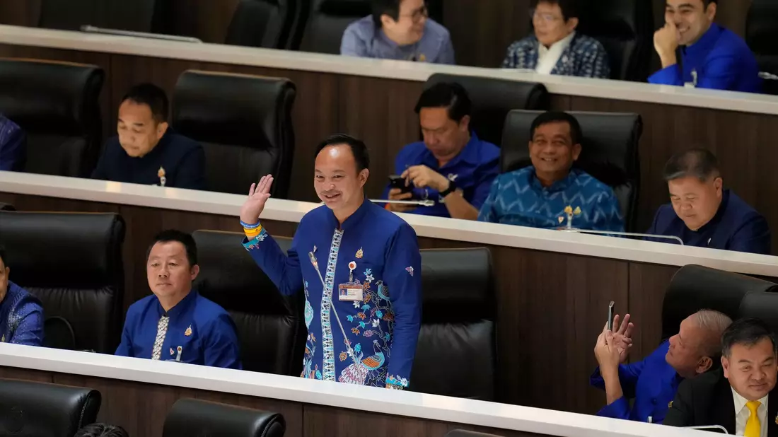 Im Parlament bekam Paetongtarn Shinawatra eine deutliche Mehrheit. - Bild: Sakchai Lalit/AP