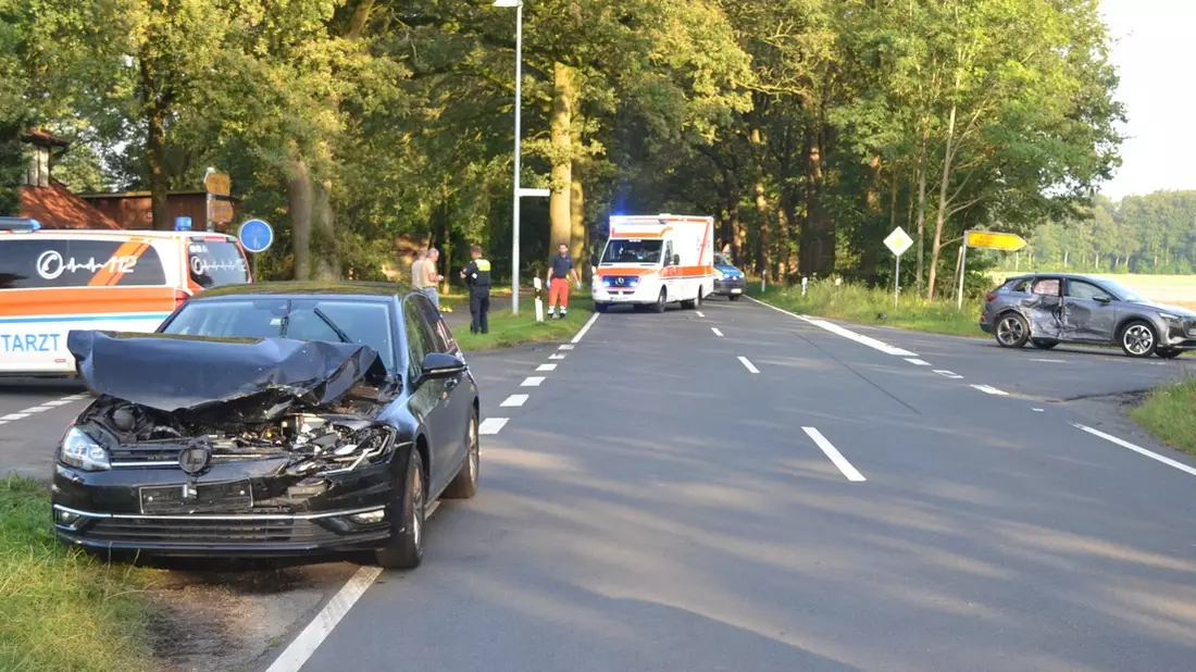 POL-ROW: ++ Schwerer Verkehrsunfall auf der B 440 - 32-jähriger Motorradfahrer verstirbt an der Unfallstelle ++ Unfall in der Kurve - Sattelzug kollidiert mit Pkw ++ - Bild: presseportal.de