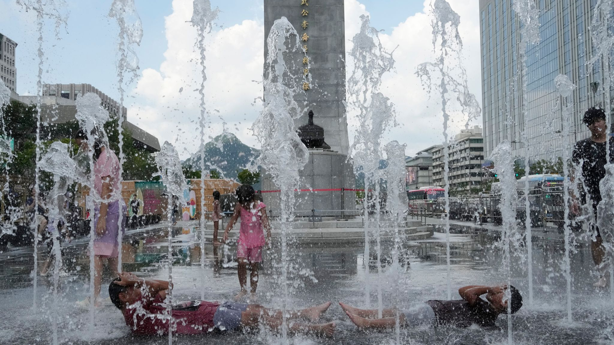 Menschen in der südkoreanischen Hauptstadt Seoul macht derzeit eine historische Serie von Tropennächten zu schaffen. - Foto: Ahn Young-joon/AP