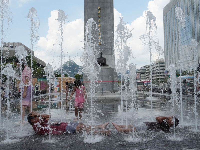 Menschen in der südkoreanischen Hauptstadt Seoul macht derzeit eine historische Serie von Tropennächten zu schaffen. - Foto: Ahn Young-joon/AP
