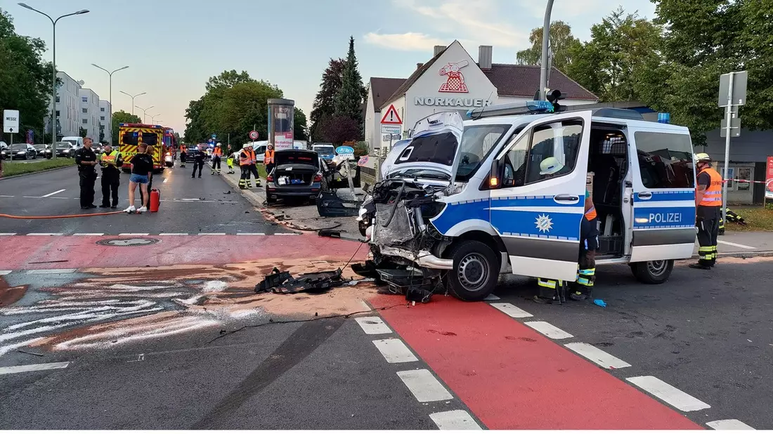 FW-M: Vier Verletzte bei Verkehrsunfall (Ramersdorf) - Bild: presseportal.de