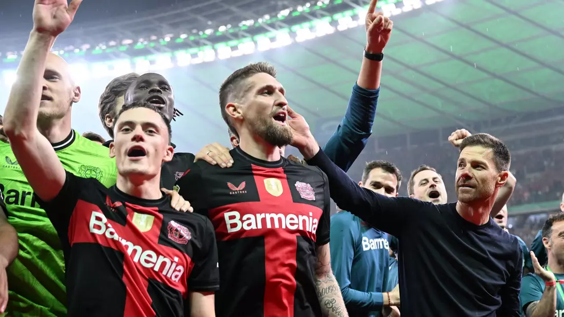 Robert Andrich (M) bleibt in Leverkusen. - Bild: Soeren Stache/dpa