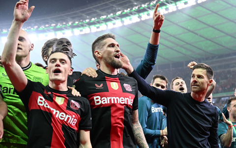 Robert Andrich (M) bleibt in Leverkusen. - Foto: Soeren Stache/dpa