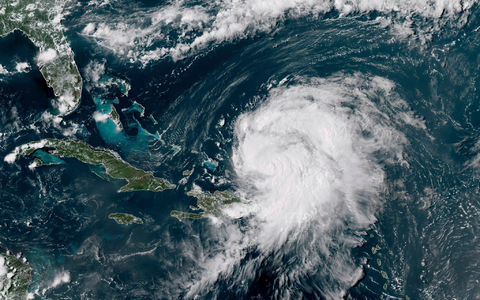 Der Hurrikan «Ernesto» bewegt sich auf Bermuda zu. - Foto: Uncredited/National Oceanic and Atmospheric Administration/AP/dpa Der Hurrikan «Ernesto» bewegt sich auf Bermuda zu. - Foto: Uncredited/National Oceanic and Atmospheric Administration/AP/dpa